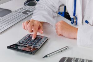 Quais são os melhores regimes tributários para clínicas e consultórios?