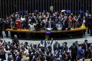 Fim da Escala 6x1 aprovado na Câmara: custos reais, prazos de transição e o que o empresário precisa fazer agora. Análise completa com dados do Ipea, CNI e CNC.