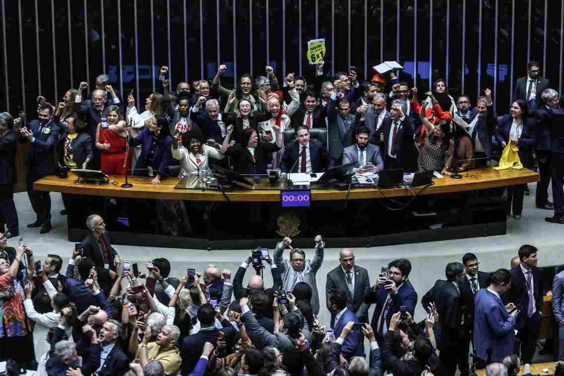 Fim da Escala 6x1 aprovado na Câmara: custos reais, prazos de transição e o que o empresário precisa fazer agora. Análise completa com dados do Ipea, CNI e CNC.